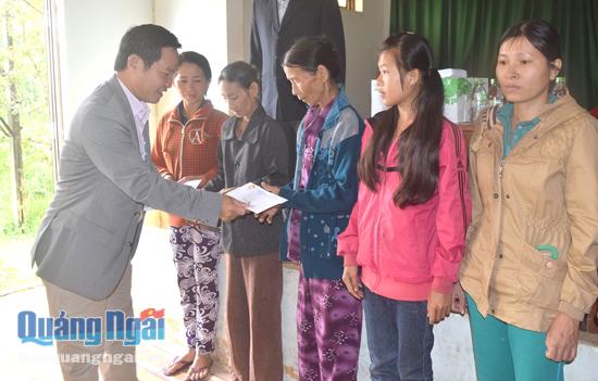 Người nghèo xã Hành Thịnh (Nghĩa Hành) nhận hỗ trợ từ CLB Doanh nhân Quảng Ngãi tại TP.Hồ Chí Minh.
