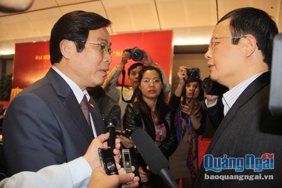Bộ trưởng Vũ Huy Hoàng trả lời phỏng vấn của phóng viên bên lề đại hội.  