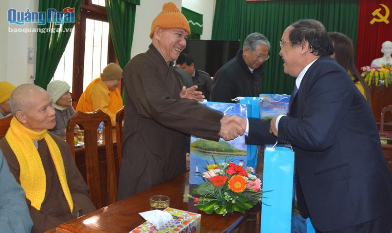 Phó Bí thư Thường trực Tỉnh uỷ Nguyễn Thanh Quang tặng quà cho các chức sắc tôn giáo.