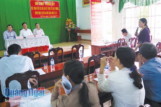 Bí thư Tỉnh ủy Lê Viết Chữ đối thoại với một số hộ dân xã Phổ Phong, huyện Đức Phổ về dự án mở rộng Quốc lộ 24 (tháng 12.2015).