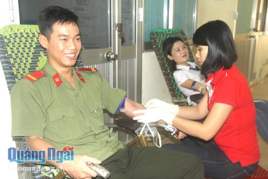 Hơn 500 học sinh, ĐVTN và công nhân viên chức huyện Tư Nghĩa tham gia hiến máu tình nguyện đợt 1 năm 2016.