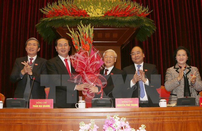 Các đại biểu Hội nghị lần thứ nhất Ban Chấp hành Trung ương Đảng khoá XII chúc mừng đồng chí Nguyễn Phú Trọng được tín nhiệm bầu làm Tổng Bí thư. (Nguồn: TTXVN)