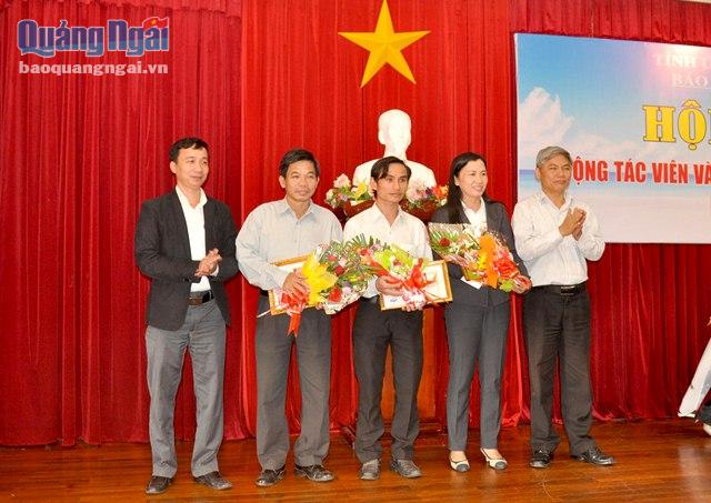Trưởng Ban Tuyên giáo Tỉnh ủy Võ Văn Hào (bên phải) và Tổng Biên tập Báo Quảng Ngãi  Huỳnh Đức Minh (bên phải) trao giấy khen cho các tập thể đã có thành tích trong công phát hành báo