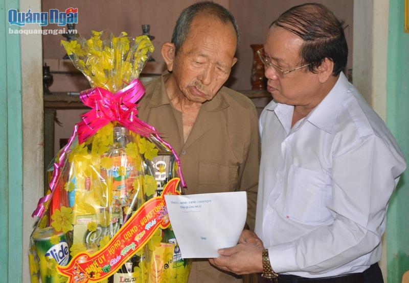 Phó Bí thư Thường trực Tỉnh uỷ Nguyễn Thanh Quang trao quà cho thương binh Võ Lực.