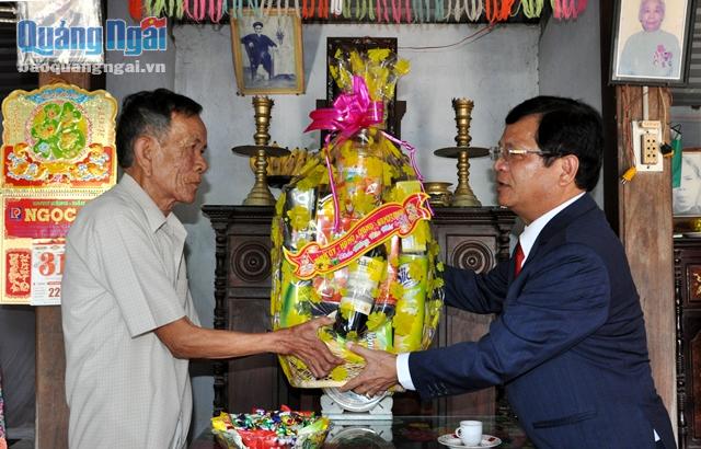 Ủy viên TƯ Đảng, Bí thư Tỉnh ủy, Chủ tịch HĐND tỉnh Lê Viết Chữ tặng quà Tết cho các gia đình chính sách