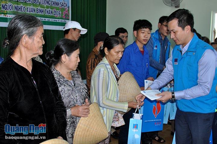 Anh Phạm Minh Nghia Bí thư Đoàn TN Công ty BSR trao quà Tết cho người nghèo xã Bình Hải, huyện Bình Sơn.