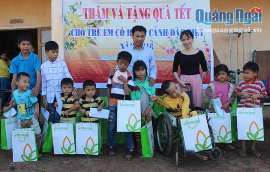 Đại diện Quỹ bảo trợ trẻ em tỉnh cùng đơn vị hảo tâm trao tặng quà Tết cho trẻ em có hoàn cảnh đặc biệt ở Trung tâm nuôi dạy trẻ khuyết tật Bình Hòa.