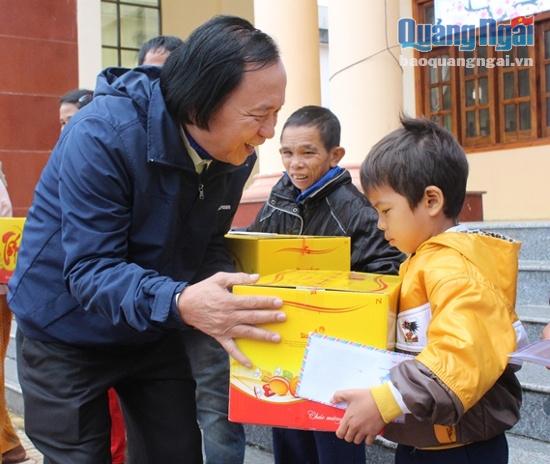 Trao quà cho nạn nhân chất độc da cam/dioxin huyện Minh Long