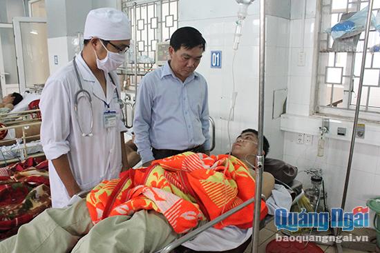 Ông Nguyễn Tấn Đức- Giám đốc Sở y tế thăm hỏi, động viên một trong hai nạn nhân bị thương nặng do vụ tai nạn