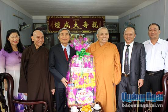 Tặng quà tại Thường trực Ban trị sự Giáo hội Phật giáo Việt Nam tỉnh