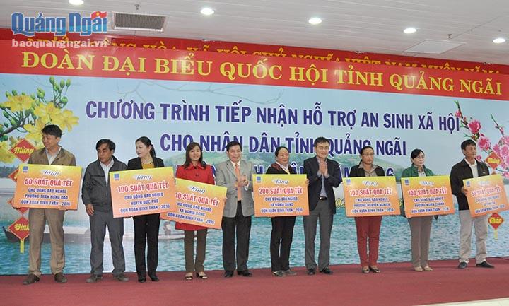 Đồng chí Trần Văn Minh- Phó Bí thư Tỉnh ủy cùng đại diện doanh nghiệp trao tượng trưng hỗ trợ quà Tết cho người nghèo tại các địa phương