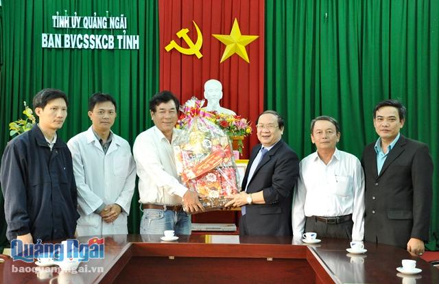 Phó Bí thư Thường trực Tỉnh ủy Nguyễn Thanh Quang tặng quà Tết cho Ban BVCSSK cán bộ tỉnh