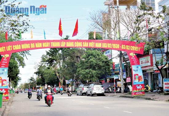 Đường phố Quảng Ngãi trang trí cờ hoa chào mừng 86 năm thành lập Đảng.                    Ảnh: T.THUẬN