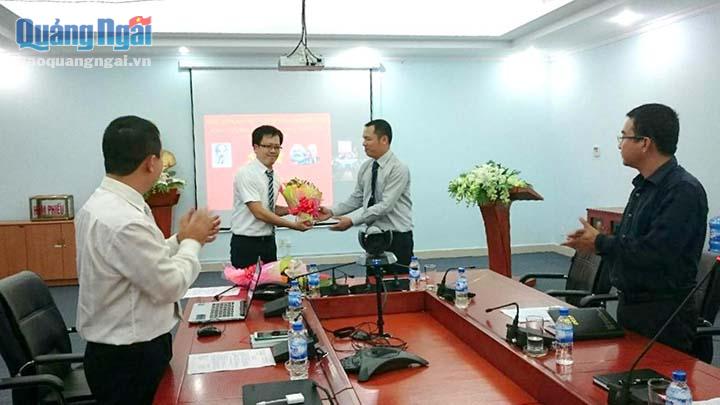 Chi bộ Ban Quản lý dự án Nâng cấp, mở rộng NMLD Dung Quất trao quyết định và tặng hoa cho các tân đảng viên