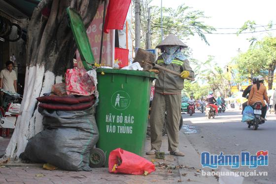 Dịp trước, trong và sau Tết, lượng rác thải tăng lên nên công nhân môi trường phải khẩn trương thu gom rác.