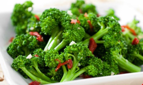 Để bảo vệ sức khỏe trong những ngày Tết, nên bổ sung vào khẩu phần ăn nhiều rau xanh và trái cây. Hình minh họa