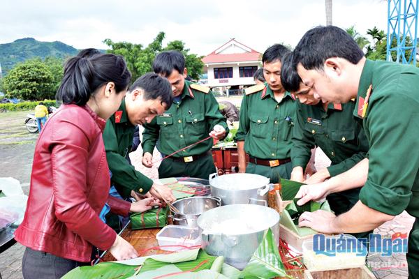 Chi đoàn Cơ quan quân sự huyện Trà Bồng tham gia hội thi gói bánh chưng.                  Ảnh: H. HOA