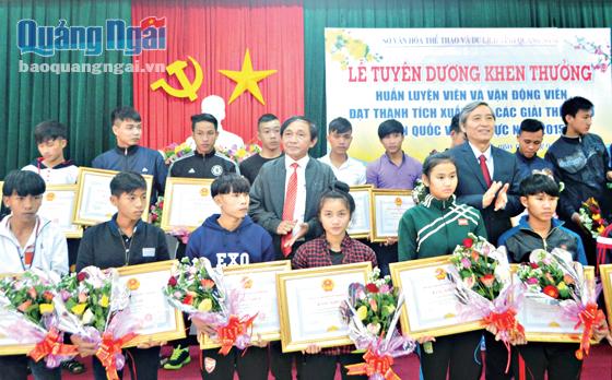 Đồng chí Lê Quang Thích Phó Chủ tịch Thường trực UBND tỉnh (bên phải) trao bằng khen của UBND tỉnh cho các VĐV.