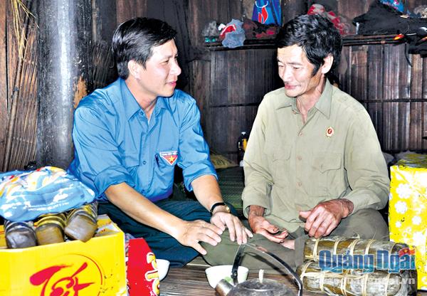  Phó Bí thư Tỉnh đoàn Đặng Minh Thảo thăm hỏi và tặng bánh chưng cho người dân xã Sơn Bua (Sơn Tây).
