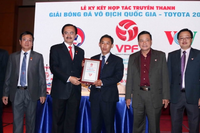  Ông Phạm Phú Hoà (bìa phải) trong một buổi lễ của VPF. Ảnh: N.K