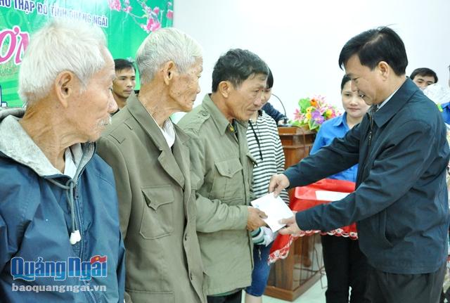 Phó Bí thư Tỉnh ủy, Chủ tịch UBND tỉnh Trần Ngọc Căng trao quà cho các gia đình