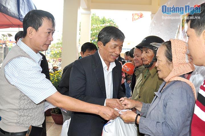Đại diện lãnh đạo UBMTTQVN tỉnh và Công ty Đại Tân Thành trao quà Tết cho người nghèo xã Nghĩa Kỳ, huyện Tư Nghĩa.