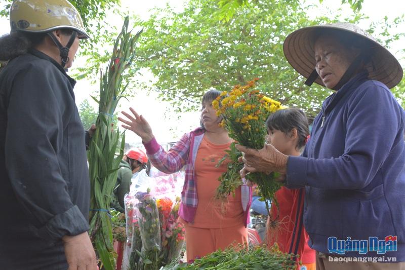 Chợ quê ngày giáp Tết nhộn nhịp, đông vui hơn.