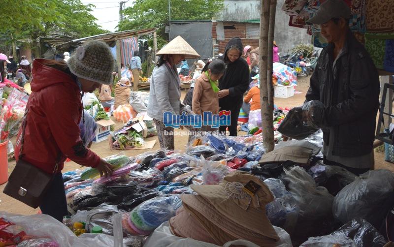 Các sạp bán giày dép, mũ nón đắt khách ngày cận Tết.