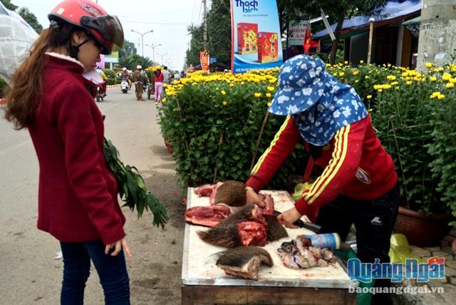 Điểm bán thịt heo rừng công khai trên đường Phạm Văn Đồng