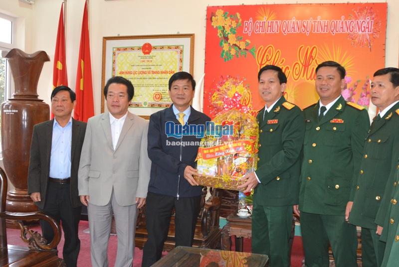 Chủ tịch UBND tỉnh tặng quà cho Bộ Chỉ huy Quân sự tỉnh.