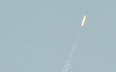  Một vật thể được phóng lên không từ lãnh thổ CHDCND Triều Tiên ngày 7/2 được chụp từ biên giới Trung Quốc (Ảnh: Reuters)