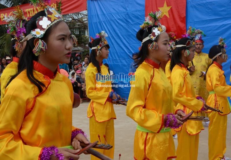 Các nữ tú trong tiết mục hát bả trạo.