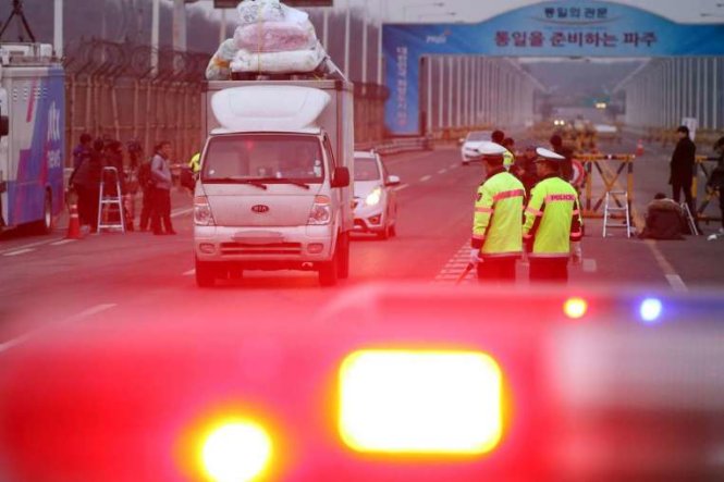 Một xe tải rời KCN Kaesong đang đi qua chốt kiểm soát quân sự tại Paju ngày 11-2-2016 - Ảnh: AFP