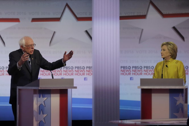 Thượng nghị sĩ Bernie Sanders và cựu ngoại trưởng Mỹ Hillary Clinton tranh luận quyết liệt ở Wisconsin - Ảnh: Reuters