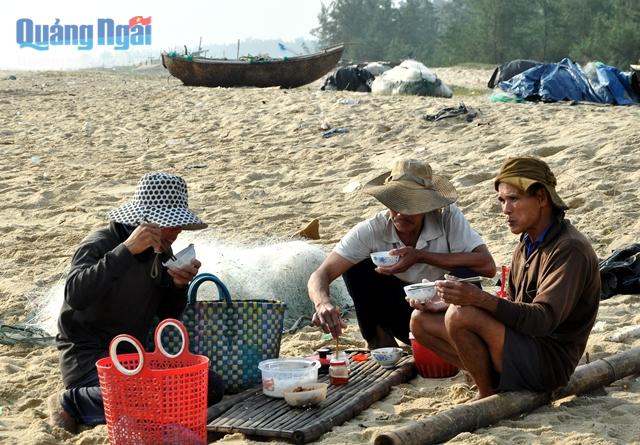 Bữa ăn vội trên bãi biển để ngư dân lấy sức tiếp tục ra khơi