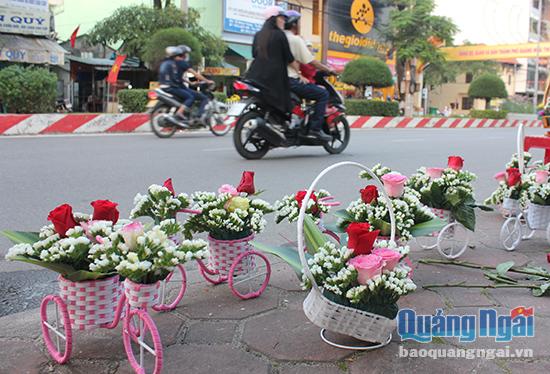 Nhiều ơi bán hoa di động ngay trên vỉa hè của các trục đường để phục vụ nhu cầu mua hoa tặng một nửa yêu thương của nhiều người