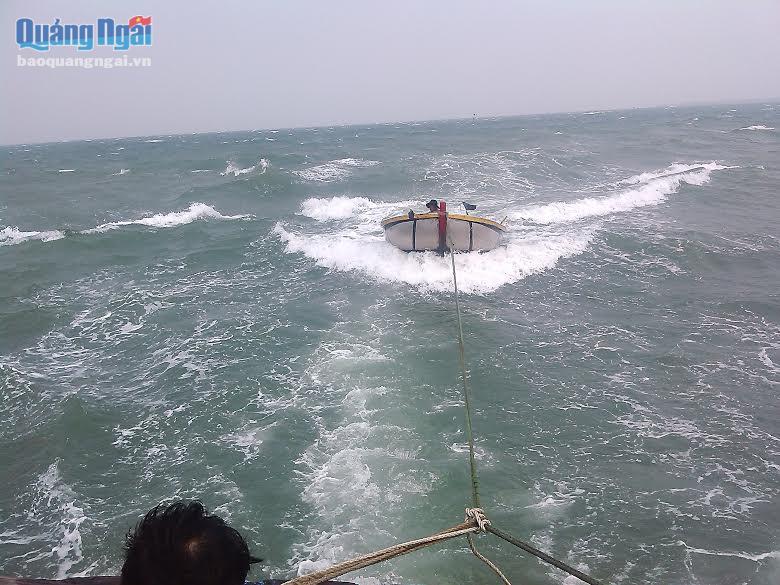 Lực lượng cứu hộ đã phát hiện và lai dắt ngư dân bị nạn cùng chiếc thúng máy vào bờ