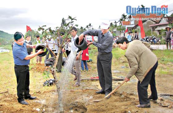 Bí thư Tỉnh ủy Lê Viết Chữ (bên trái) tham gia Tết trồng cây tại huyện Nghĩa Hành. Ảnh: LOAN - DIỆU