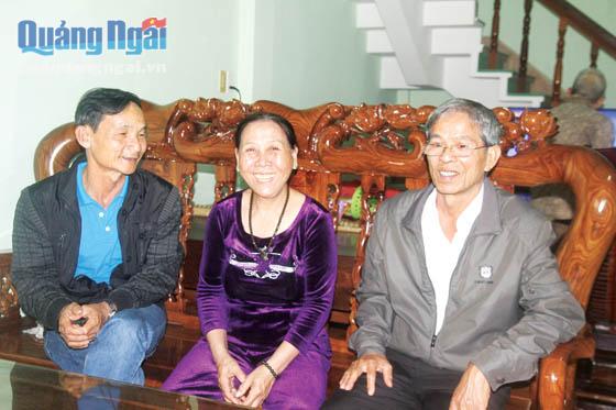 Đảng viên hưu trí Nguyễn Đức Hoàng, Bí thư TDP 16, phường Trần Phú và đảng viên hưu trí Phan Đình Quý- Tổ trưởng TDP 16 đến thăm hỏi, tìm hiểu tâm tư nguyện vọng của nhân dân trong tổ.