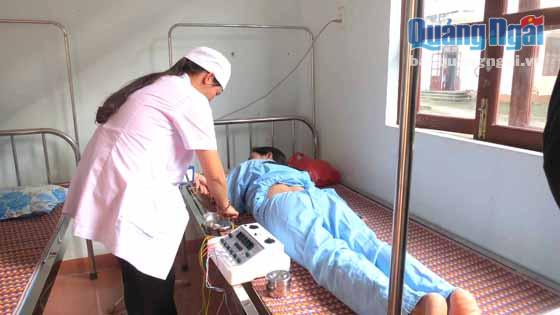Bệnh nhân được châm cứu ở Trung tâm Y tế huyện Minh Long.