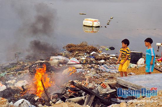 Hàng chục nghìn hộ dân ven biển vẫn đang phải chịu cảnh sống chung với rác