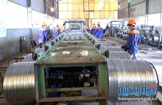 Hoạt động sản xuất dây thép mạ kẽm tại nhà máy của Công ty TNHH Việt Quang (KCN Tịnh Phong).