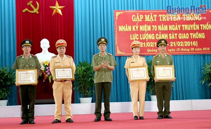Đại tá Nguyễn Thanh Trang, Giám đốc CA tỉnh tặng giấy khen cho các tập thể 