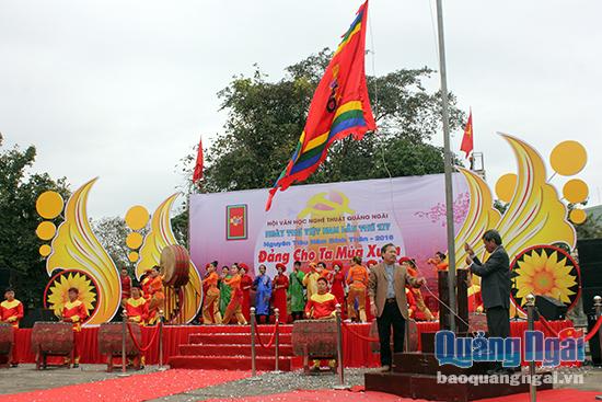 Lễ kéo cờ thơ cùng tiết mục hợp xướng bài thơ thần Nam quốc Sơn Hà