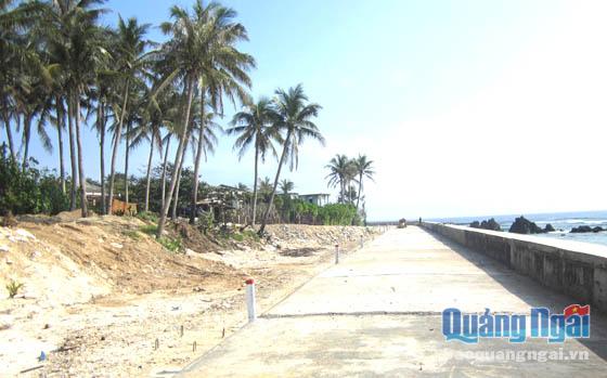 Kè chắn sóng đảo An Bình được đầu tư xây dựng giúp nhân dân yên tâm sinh sống.