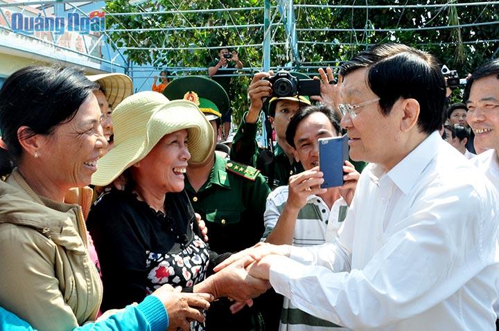 Chủ tịch nước Trương Tấn Sanh thăm hỏi người dân trên huyện đảo