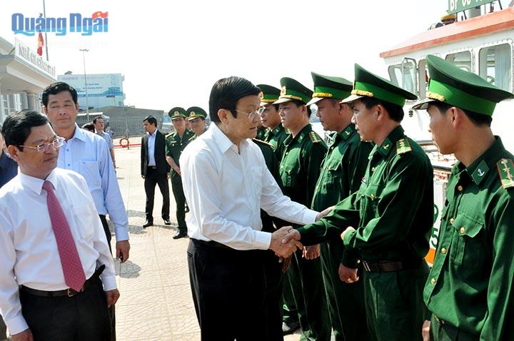 Chủ tịch nước Trương Tấn Sang hỏi thăm cán bộ chiến sĩ bộ đội biên phòng