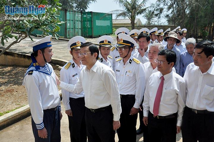 Chủ tịch nước Trương Tấn Sang thăm hỏi cán bộ, chiến sĩ