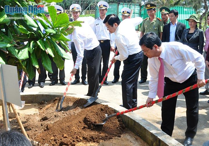 Chủ tịch nước Trương Tấn Sang cùng Bí thư Tỉnh ủy Quảng Ngãi Lê Viết Chữ trồng cây trên huyện đảo