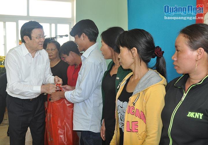 Chủ tịch nước Trương Tấn Sang tặng quà cho người dân trên huyện đảo